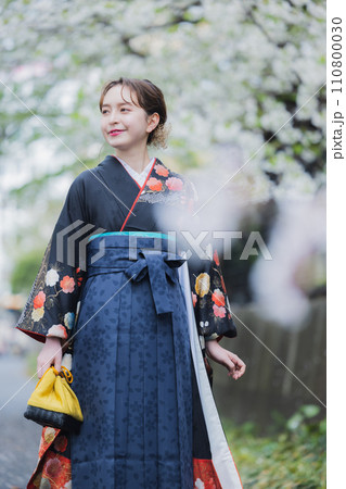 袴を着た女性 袴を着た女性 110800030