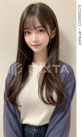 振り返る女性 110800178