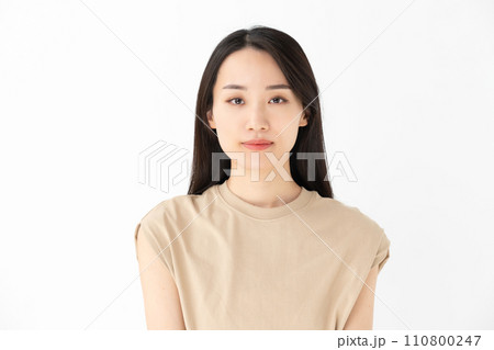 白い背景の前で笑顔の女性 110800247