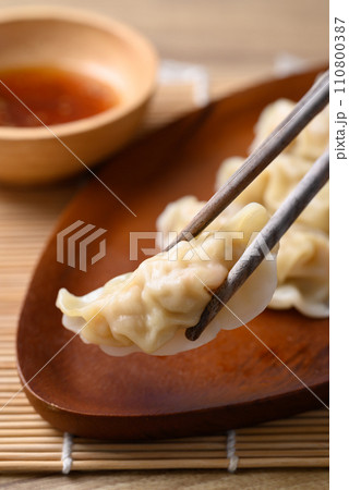 Steamed wonton dumpling stuffed with minced pork and chicken eating with sesame oil sauce 110800387