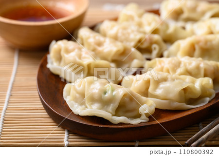 Steamed wonton dumpling stuffed with minced pork and chicken eating with sesame oil sauce 110800392