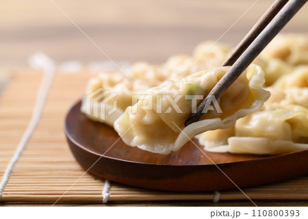 Steamed wonton dumpling stuffed with minced pork and chicken ready to eating 110800393