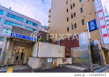 日本の横浜都市景観　地下鉄　関内駅（出入口）などを望む＝令和6年1月19日 110800435