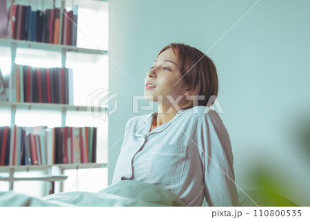 パジャマ姿の美人な女性 110800535