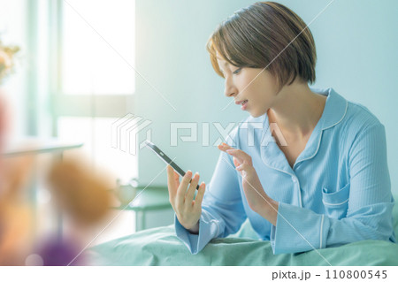 パジャマ姿の美人な女性 パジャマ姿の美人な女性 110800545