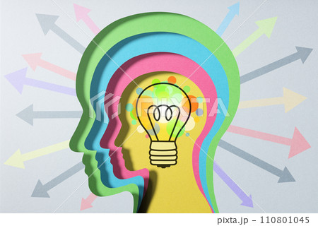 クリエイティブな思考とインスピレーションのイメージ。電球のイラストと積み上げられた人の頭のシルエット クリエイティブな思考とインスピレーションのイメージ。電球のイラストと積み上げられた人の頭のシルエット 110801045