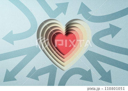 強いメンタルとレジリエンスのイメージ。重ねられたハート型に跳ね返される多数の矢印。 110801051