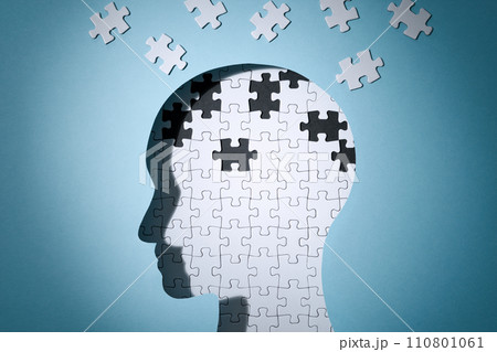 記憶を失うイメージ。認知症やアルツハイマー病など。人の頭のシルエットとピースが欠けたジグソーパズル。 記憶を失うイメージ。認知症やアルツハイマー病など。人の頭のシルエットとピースが欠けたジグソーパズル。 110801061