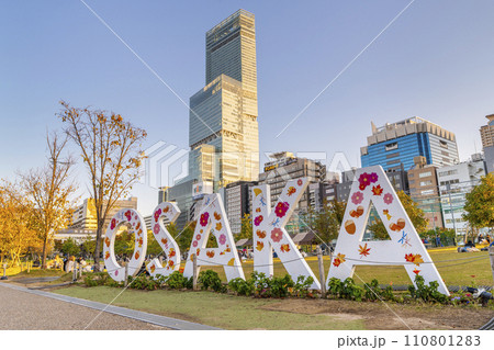 天王寺公園　てんしばから見たあべのハルカスとOSAKAモニュメント 110801283