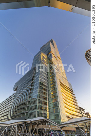 大阪　阿倍野歩道橋とあべのハルカス近鉄本店　日暮れ 110801295