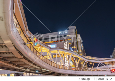 大阪　阿倍野歩道橋と天王寺MIO　夜景 110801312