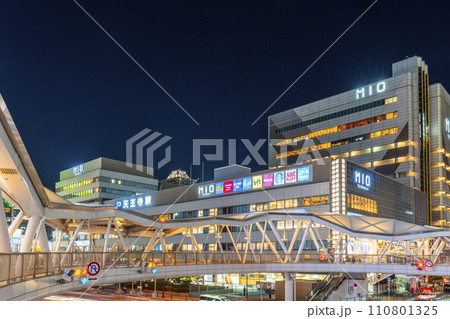 大阪　阿倍野歩道橋と天王寺MIO　夜景 110801325