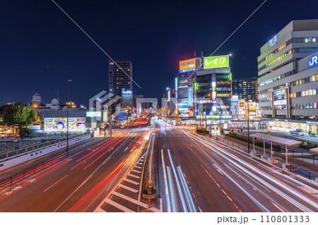 大阪　阿部野橋周辺　車のヘッドライトの光の筋　夜景 110801333