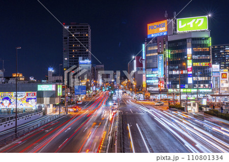 大阪　阿部野橋周辺　車のヘッドライトの光の筋　夜景 110801334