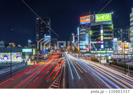 大阪　阿部野橋周辺　車のヘッドライトの光の筋　夜景 110801337