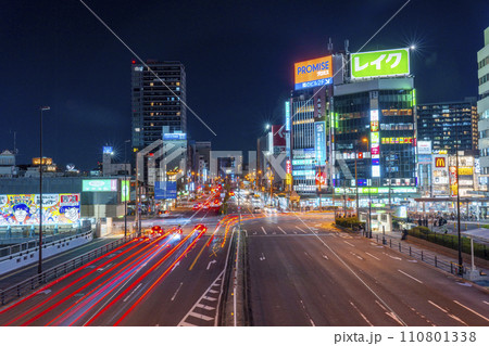 大阪　阿部野橋周辺　車のヘッドライトの光の筋　夜景 110801338