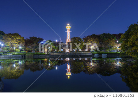 夜の天王寺公園　茶臼山　河底池に映る逆さ通天閣 110801352