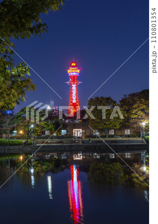 夜の天王寺公園 茶臼山 河底池に映る逆さ通天閣 夜の天王寺公園 茶臼山 河底池に映る逆さ通天閣 110801354