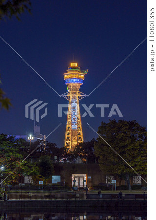夜の天王寺公園　茶臼山　河底池から見る通天閣 110801355