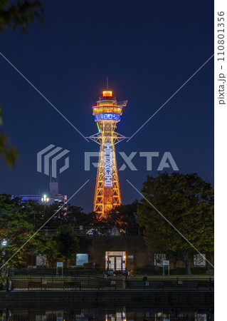 夜の天王寺公園 茶臼山 河底池から見る通天閣 夜の天王寺公園 茶臼山 河底池から見る通天閣 110801356