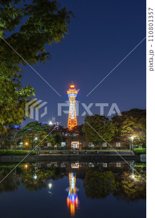 夜の天王寺公園　茶臼山　河底池に映る逆さ通天閣 110801357