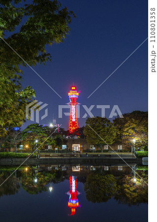 夜の天王寺公園　茶臼山　河底池に映る逆さ通天閣 110801358