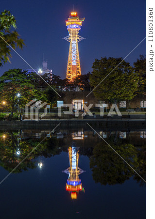 夜の天王寺公園　茶臼山　河底池に映る逆さ通天閣 110801360