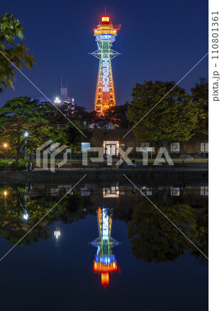 夜の天王寺公園 茶臼山 河底池に映る逆さ通天閣 夜の天王寺公園 茶臼山 河底池に映る逆さ通天閣 110801361
