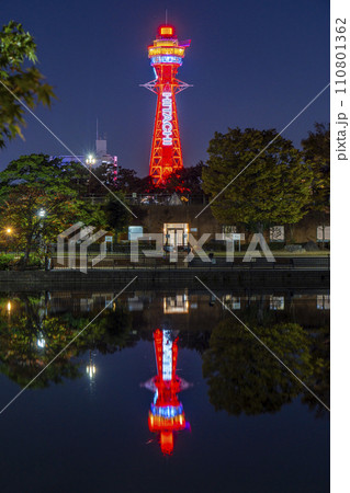 夜の天王寺公園　茶臼山　河底池に映る逆さ通天閣 110801362