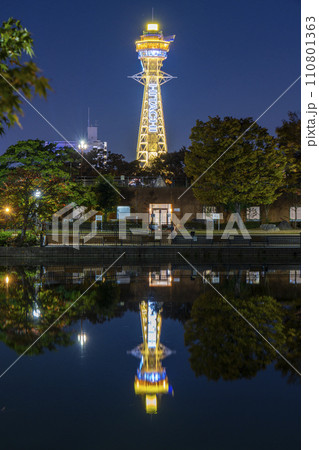 夜の天王寺公園　茶臼山　河底池に映る逆さ通天閣 110801363