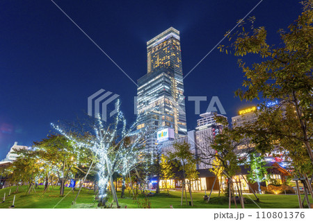 天王寺公園　てんしばから見たあべのハルカスの夜景 110801376