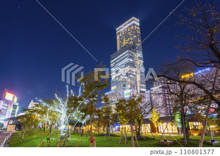 天王寺公園　てんしばから見たあべのハルカスの夜景 110801377
