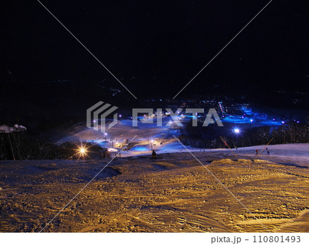 ナイターのニセコ東急 グラン・ヒラフ・ゲレンデ高原コースからニセコひらふを臨む 110801493