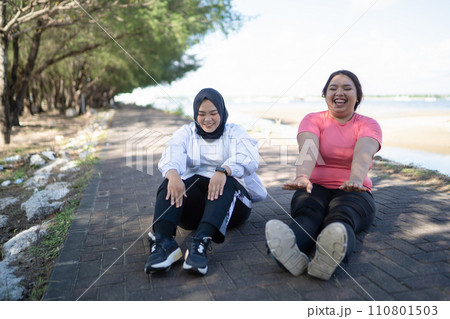 happy asian women warming up together happy asian women warming up together 110801503