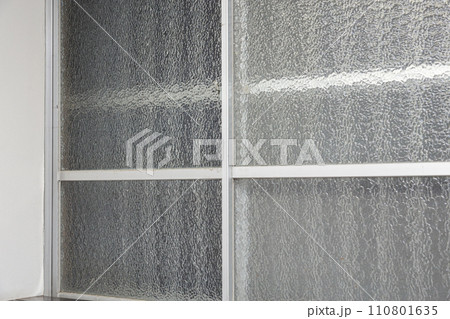 すりガラスの大きな窓 110801635