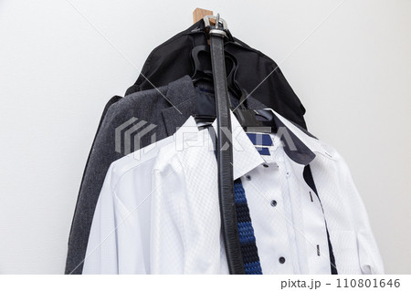 ハンガーにかけた脱いだシャツとスーツ ハンガーにかけた脱いだシャツとスーツ 110801646