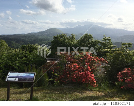 躑躅咲く伊豆小室山山頂から天城連山を望む 躑躅咲く伊豆小室山山頂から天城連山を望む 110802171