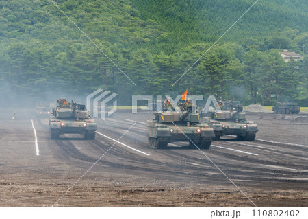 走行する陸上自衛隊90式戦車 走行する陸上自衛隊90式戦車 110802402