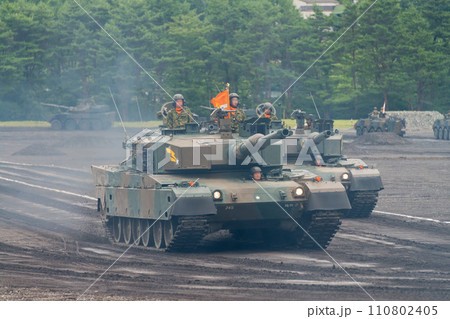 走行する陸上自衛隊90式戦車 110802405