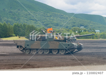 走行する陸上自衛隊90式戦車(側面) 走行する陸上自衛隊90式戦車(側面) 110802407