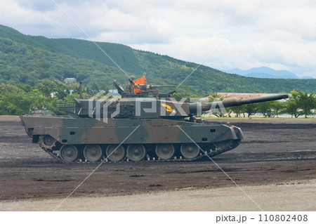 走行する陸上自衛隊90式戦車（側面） 110802408