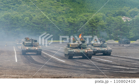 走行する陸上自衛隊90式戦車 110802410