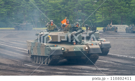 走行する陸上自衛隊90式戦車 110802411
