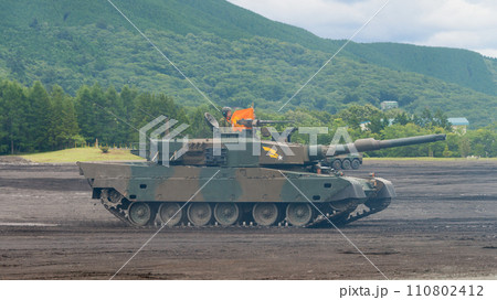 走行する陸上自衛隊90式戦車（側面） 110802412