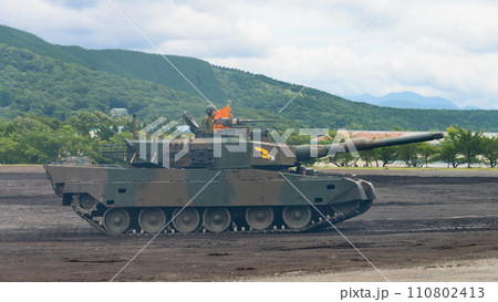 走行する陸上自衛隊90式戦車（側面） 110802413