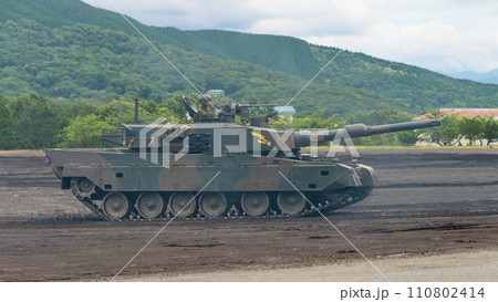 走行する陸上自衛隊90式戦車（側面） 110802414