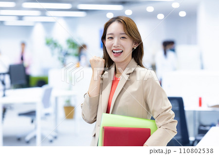 ビジネス　パソコンで仕事する若い女性 110802538