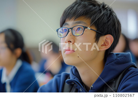 教室で授業を受ける男子高校生「AI生成画像」 110802567