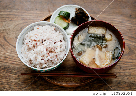 雑穀米のごはんと油揚げとわかめとしめじのお味噌汁とお漬物のシンプルな和朝食 雑穀米のごはんと油揚げとわかめとしめじのお味噌汁とお漬物のシンプルな和朝食 110802951