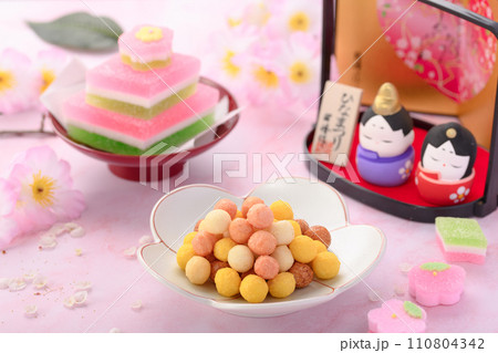 雛あられとひな祭りのお菓子 雛あられとひな祭りのお菓子 110804342